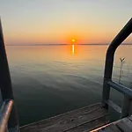 Retro Lakefront House With A Dock Chalet *