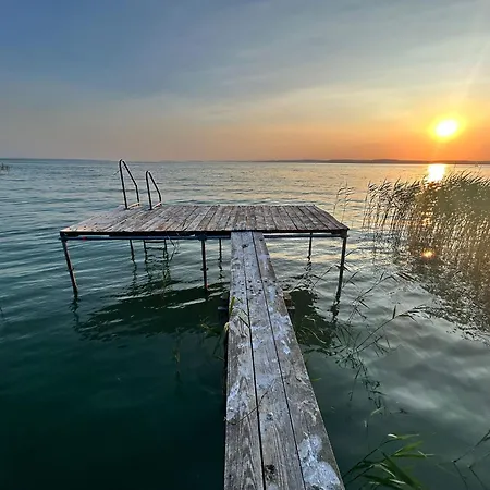 Шале Retro Lakefront House With A Dock Балатонвилагош