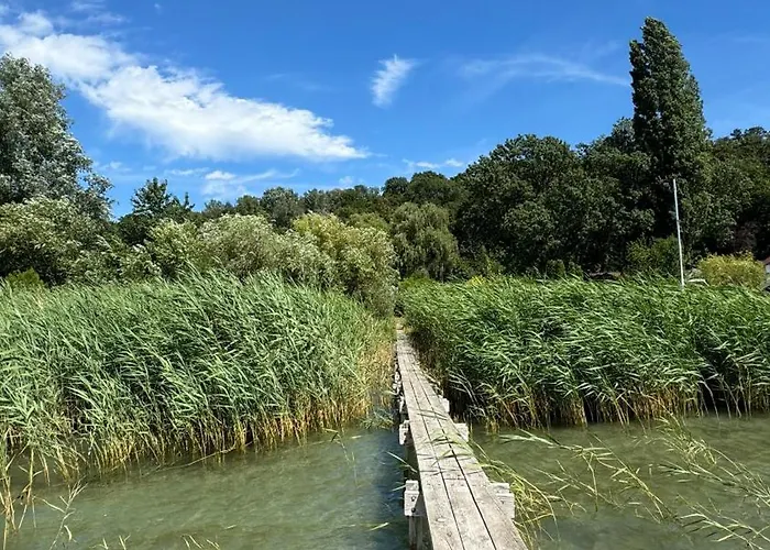 Шале Retro Lakefront House With A Dock Балатонвилагош