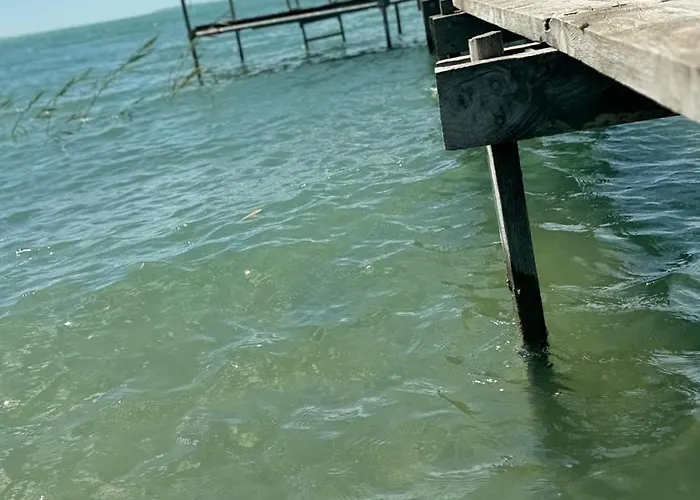 Retro Lakefront House With A Dock Шале