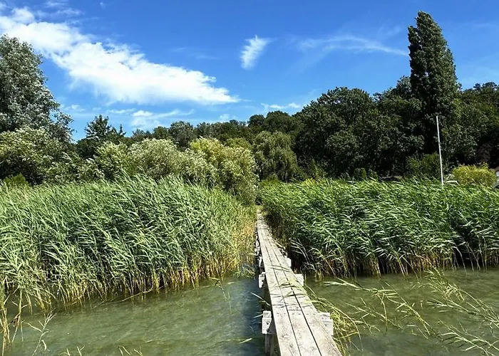 Шале Retro Lakefront House With A Dock Балатонвилагош