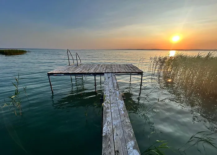 Шале Retro Lakefront House With A Dock Балатонвилагош