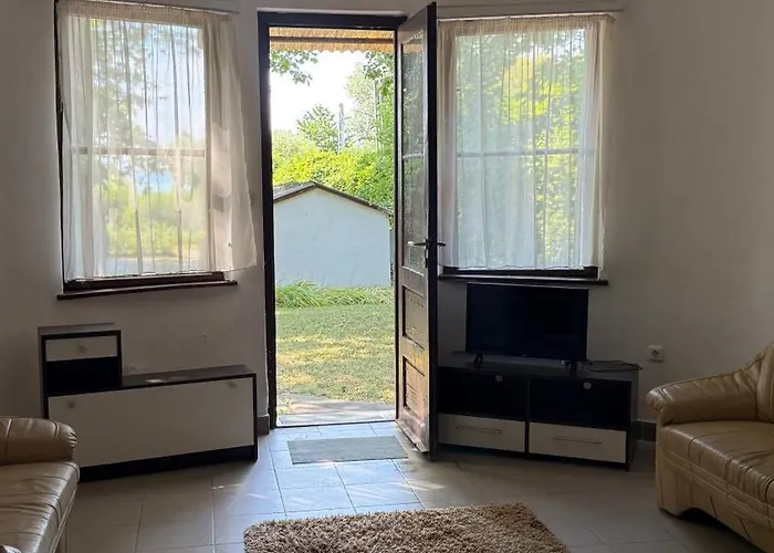 Retro Lakefront House With A Dock Балатонвилагош