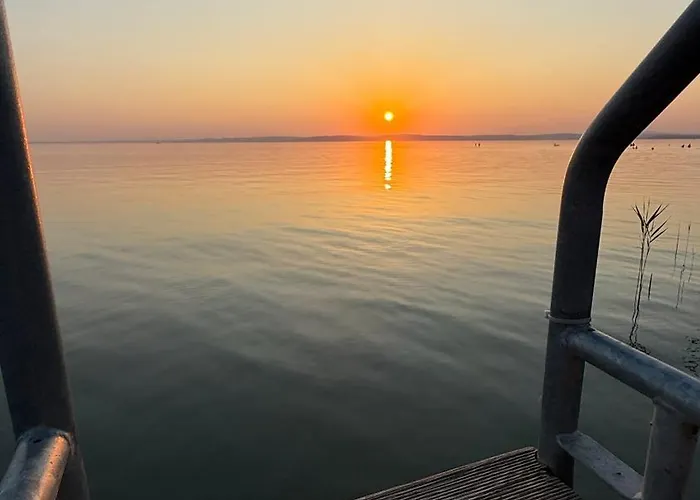 Retro Lakefront House With A Dock 木屋 *