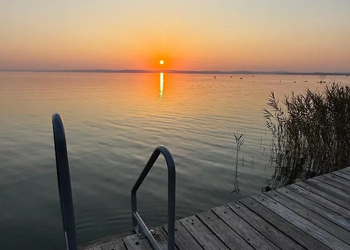 木屋 Retro Lakefront House With A Dock